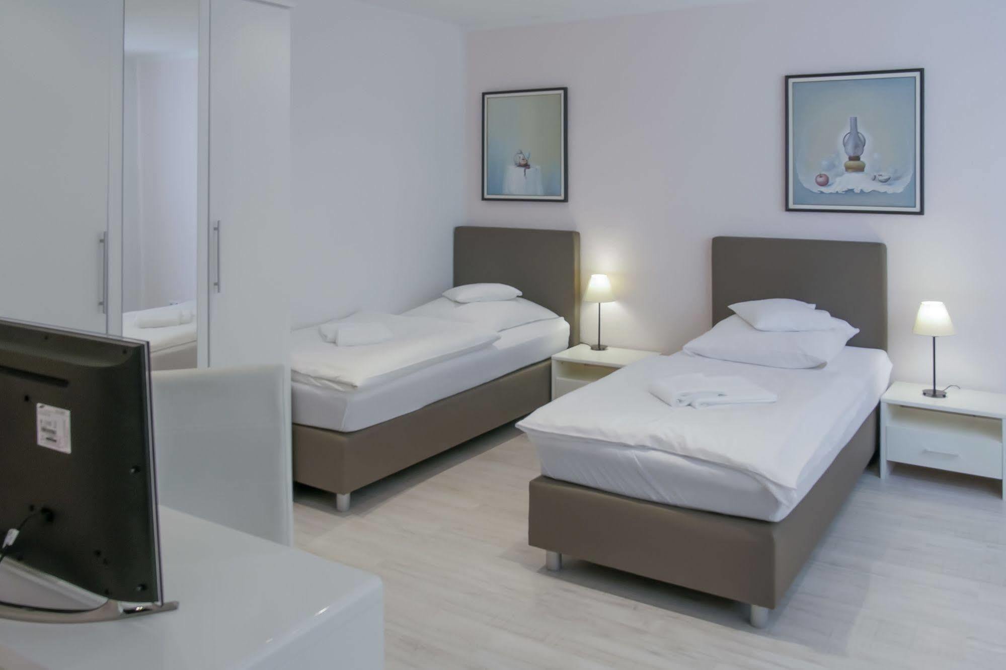 Pension Donau Grill Hannover Exterior photo